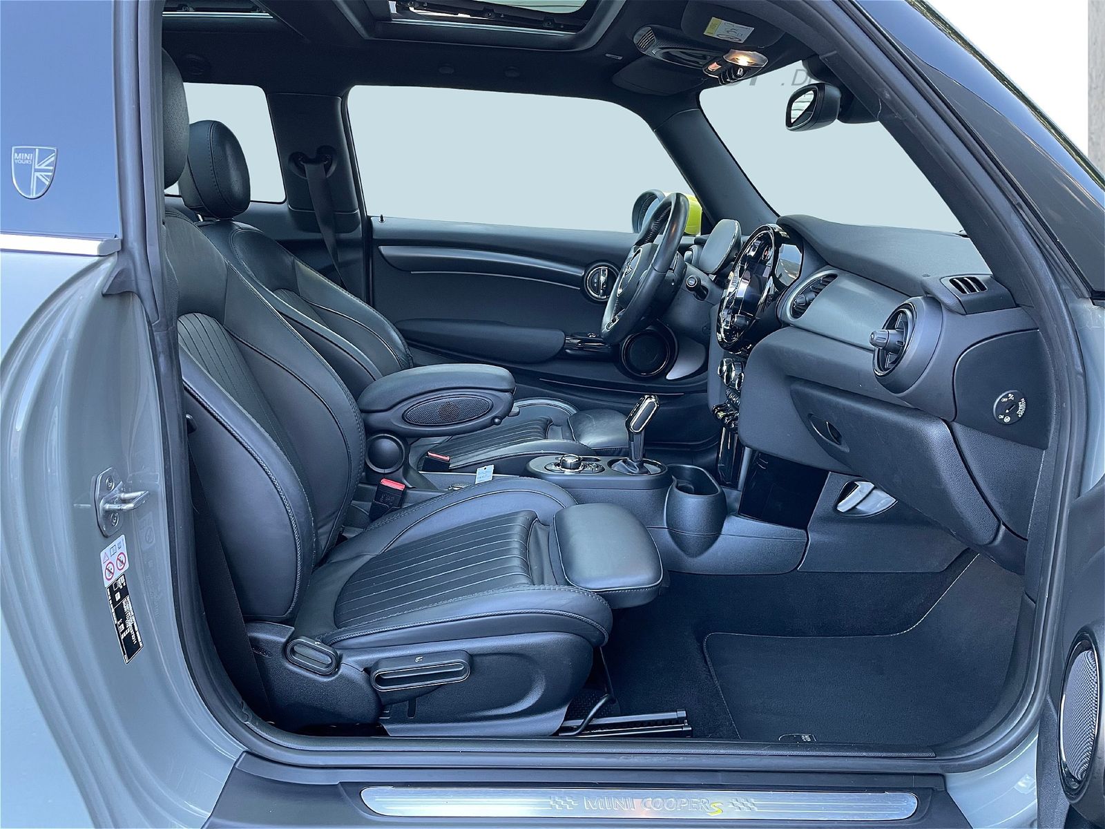 MINI Cooper SE YOURS TRIM - Samsaru's Car Outlet