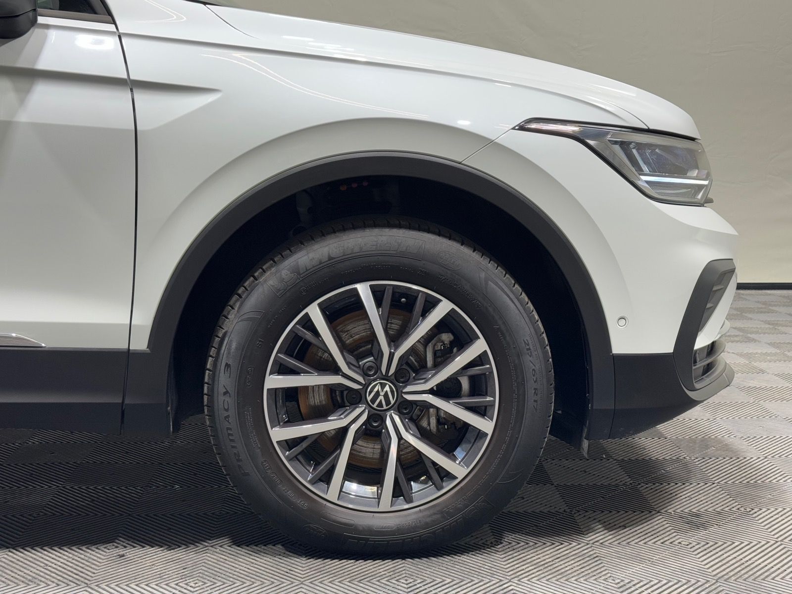 Volkswagen Tiguan Life 1.4 TSI eHybrid - Samsaru's Car Outlet