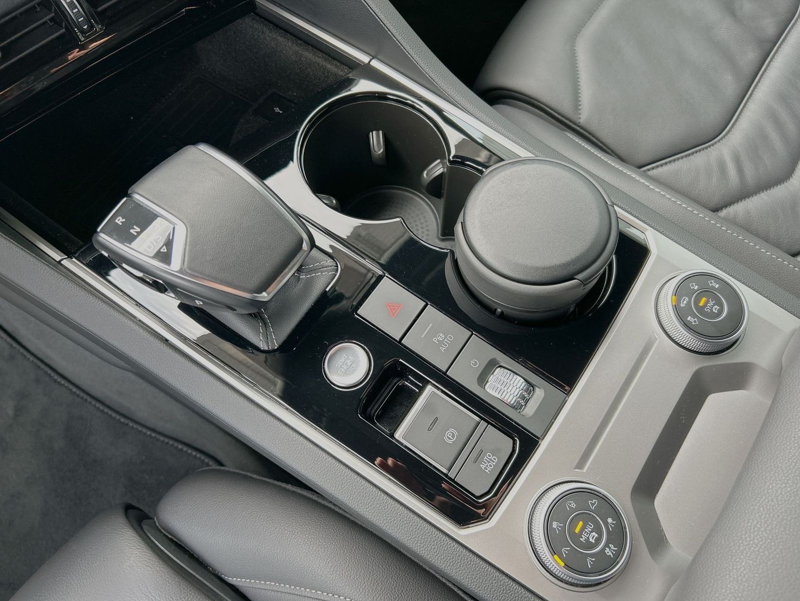 Volkswagen Touareg 3.0 TDI 4Motion R-Line - Samsaru's Car Outlet