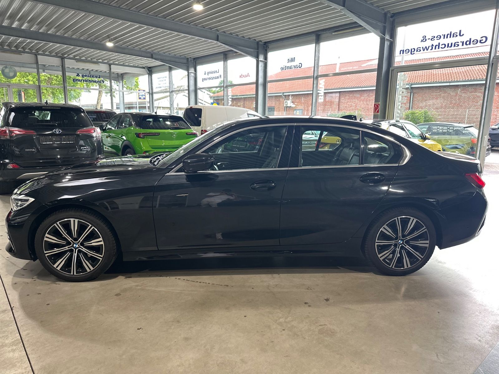 BMW 320 i Lim. Luxury Line - Samsaru's Car Outlet