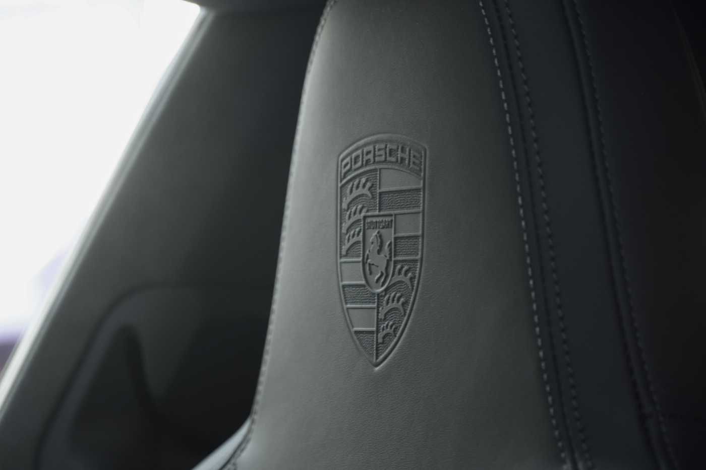 Porsche 992 TurboS Irishgreen Heritage SportDesign Lift