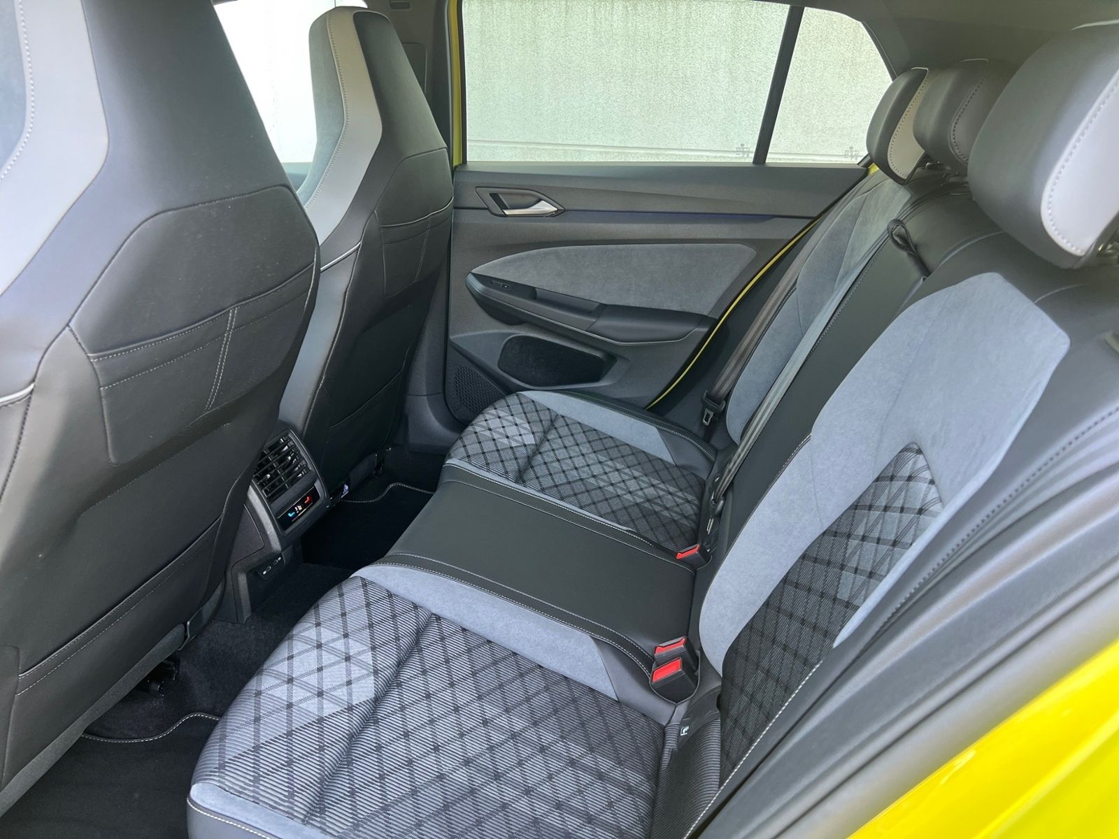 Volkswagen Golf VIII 1.5 eTSI R-Line - Samsaru's Car Outlet