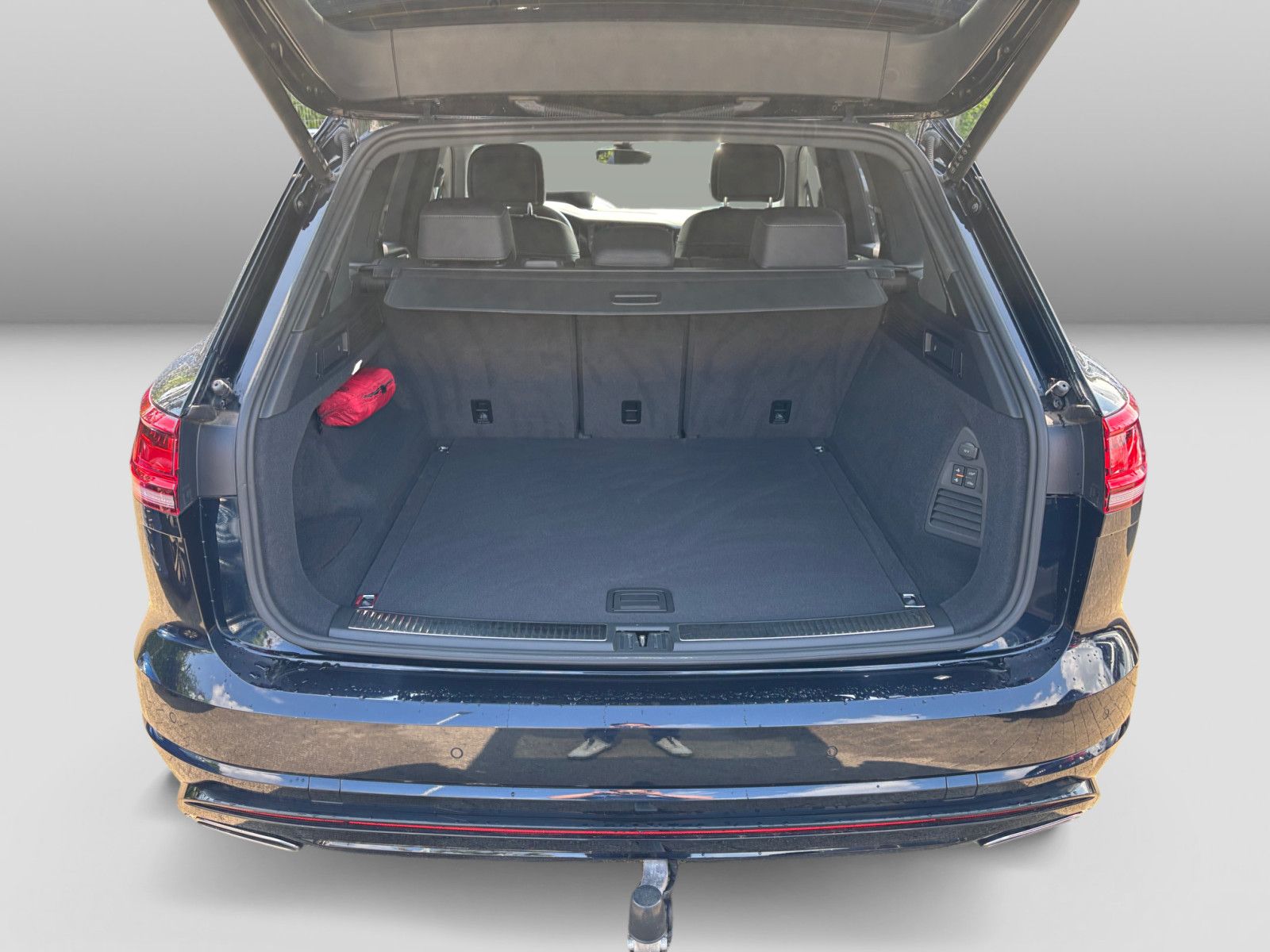 Volkswagen Touareg R-Line 4Mo - Samsaru's Car Outlet