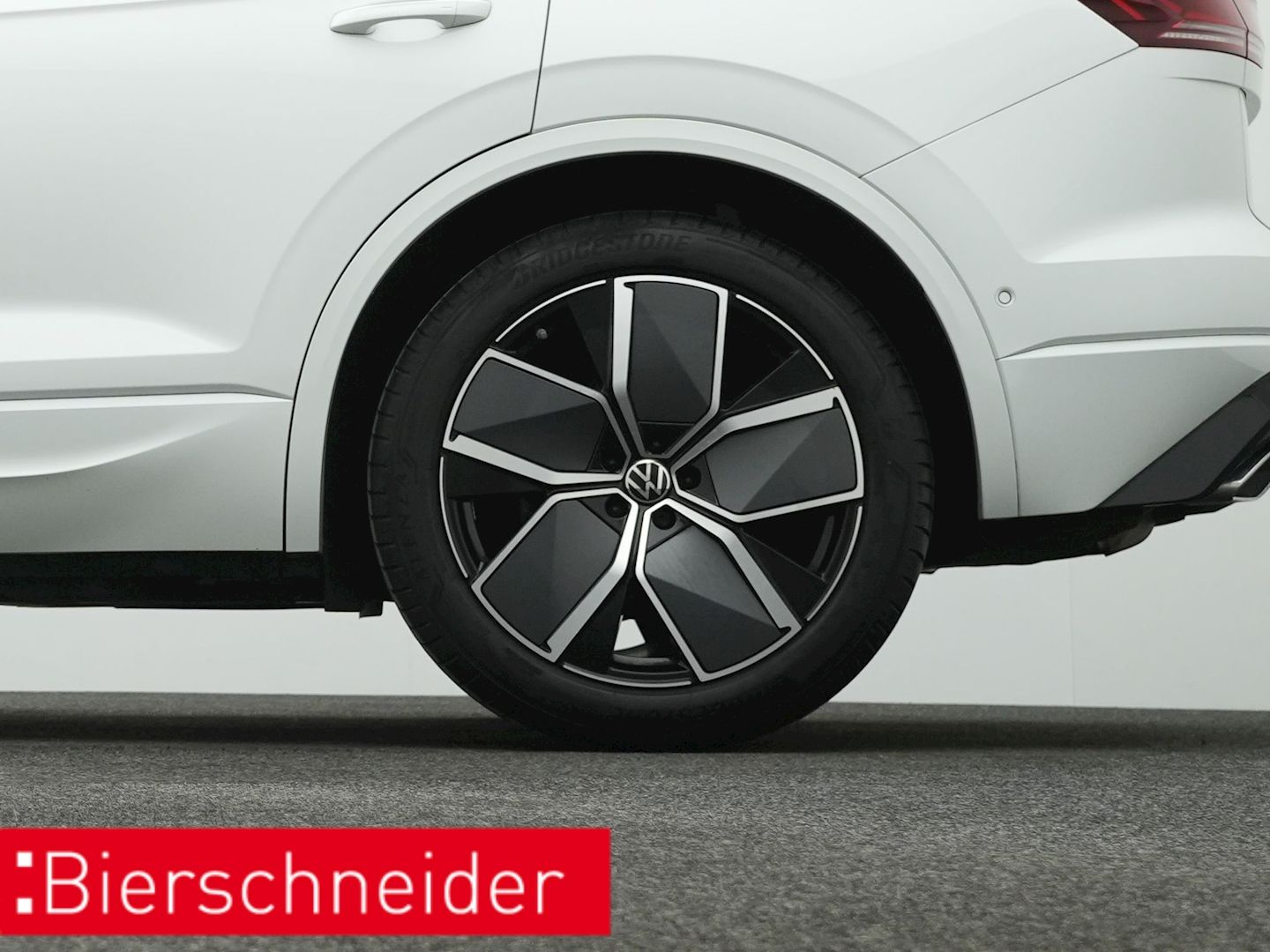 Volkswagen Touareg 3.0 TDI R-Line - Samsaru's Car Outlet