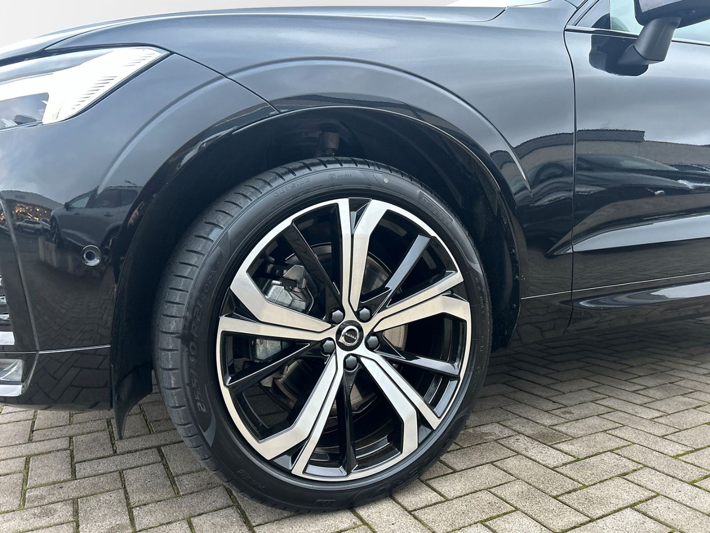Volvo XC60 B5 Benzin AWD Ultra Dark 21'' AHK Luft 360