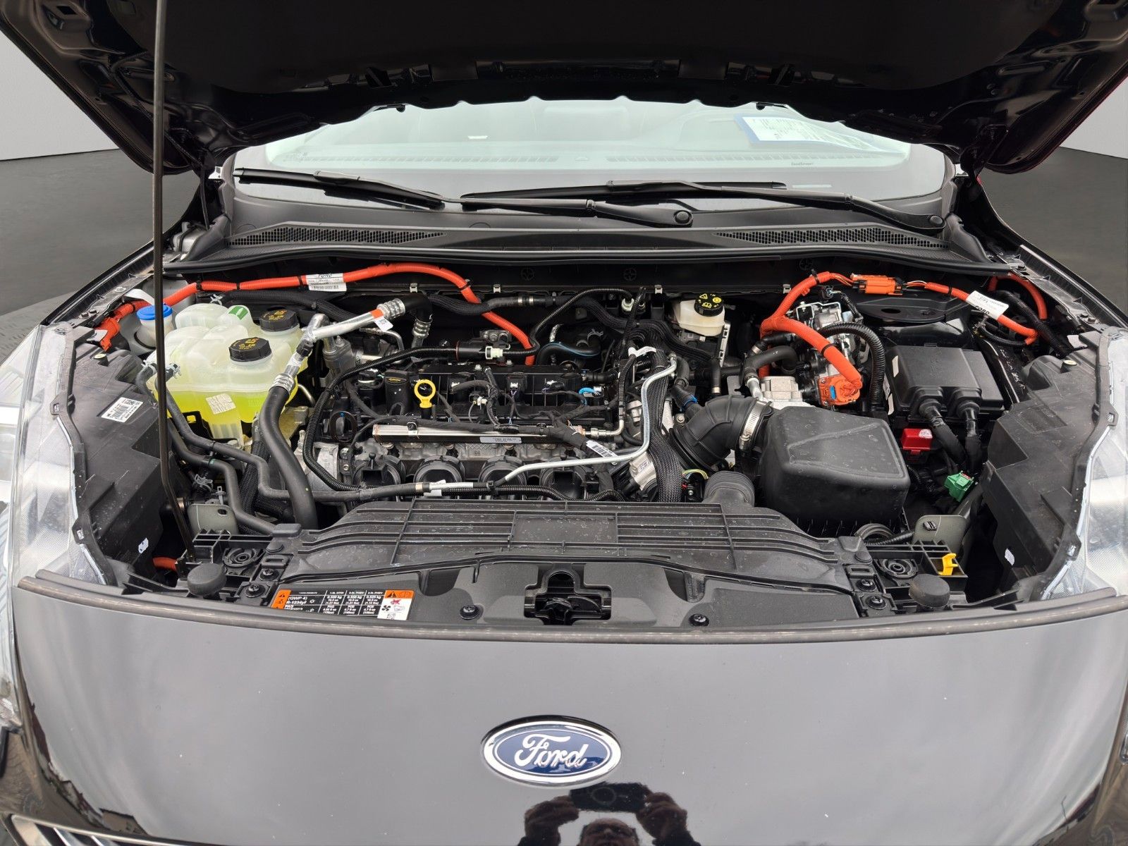 Ford Kuga Plug-In Hybrid Vignale - Samsaru's Car Outlet