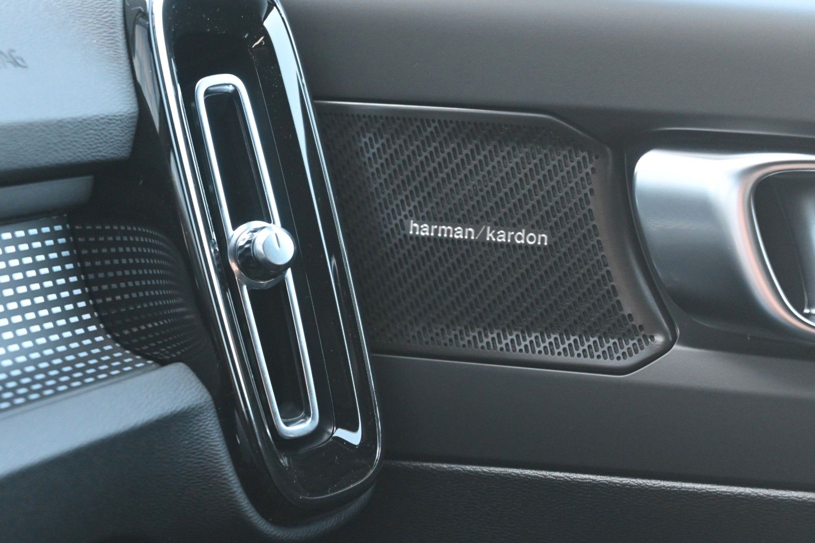 Volvo XC40 B4 DKG Plus Dark*FSHZG*360°*ACC*AHK