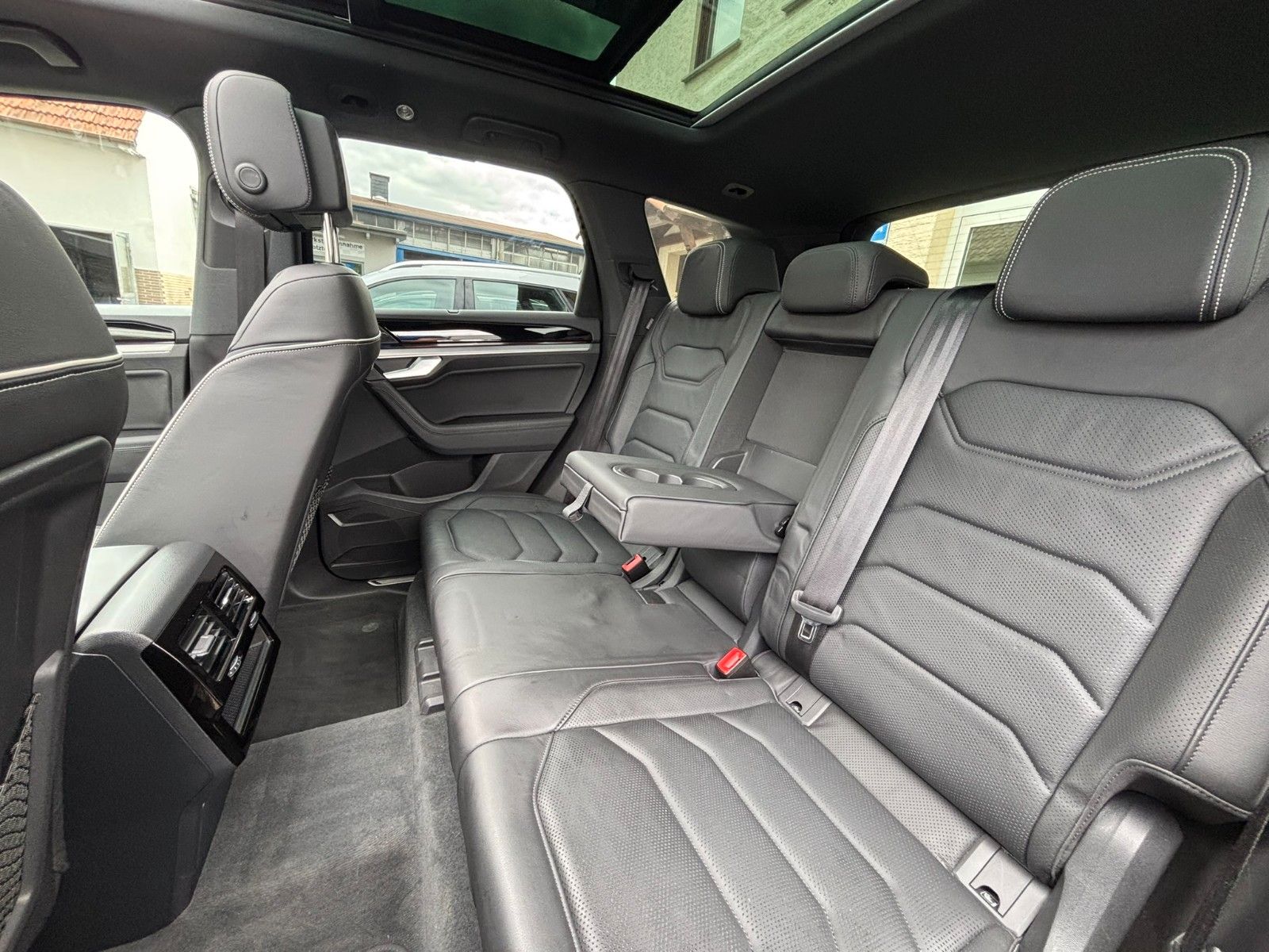 Volkswagen Touareg Elegance 4M - Samsaru's Car Outlet