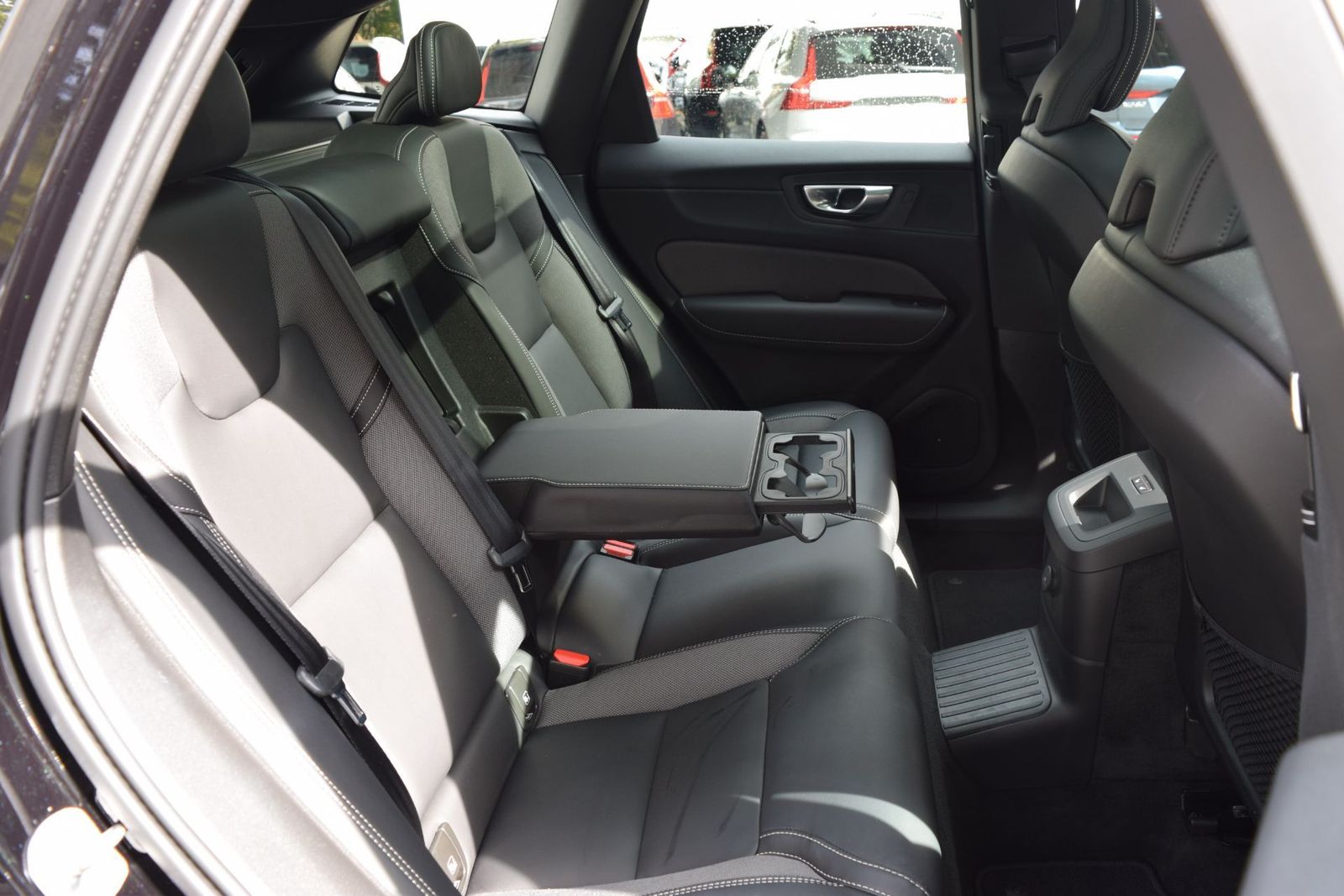 Volvo XC60 T6 Plus Black Edition AHK 360 PANO H&K STH