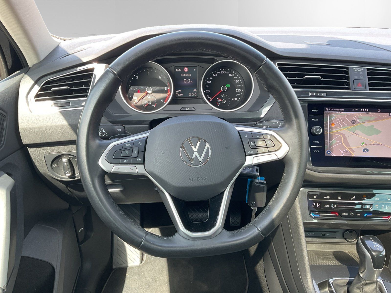 Volkswagen Tiguan 2.0 TDI DSG Life - Samsaru's Car Outlet