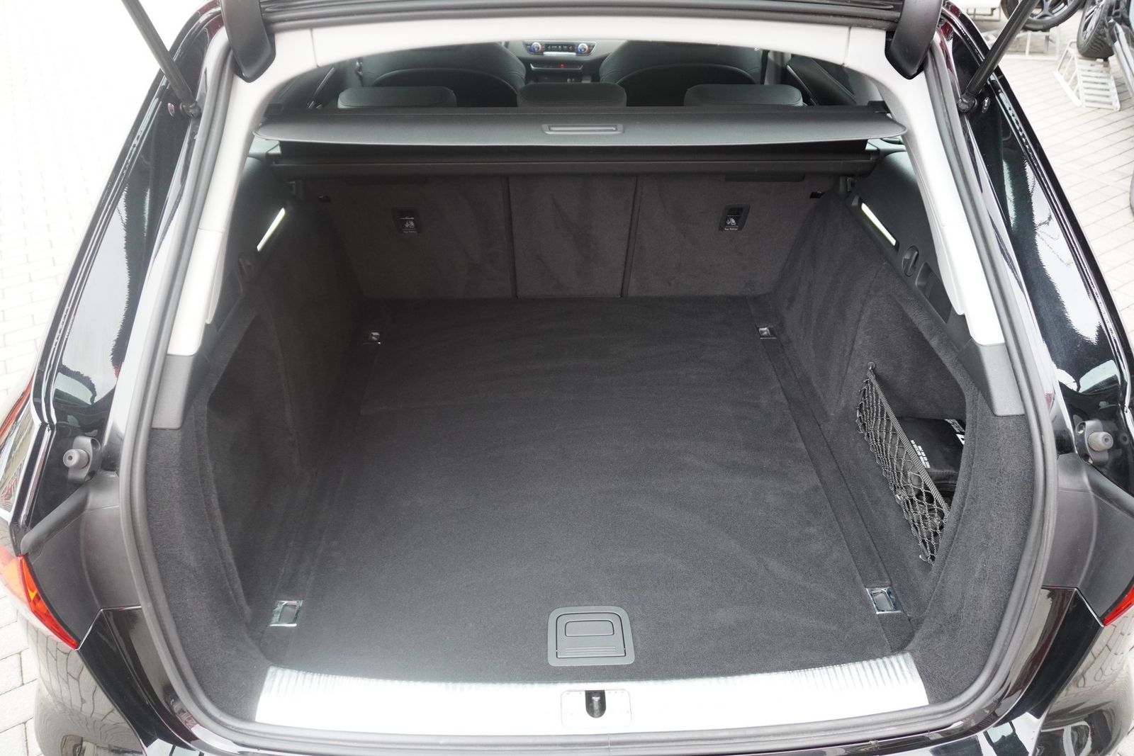 Audi A4 35 2.0 TFSI Avant S-line - Samsaru's Car Outlet