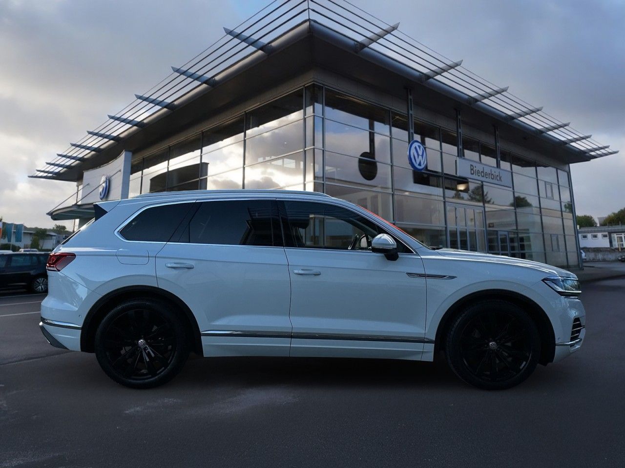 Volkswagen Touareg 3.0 V6 TDI Elegance 4Motion - Samsaru's Car Outlet