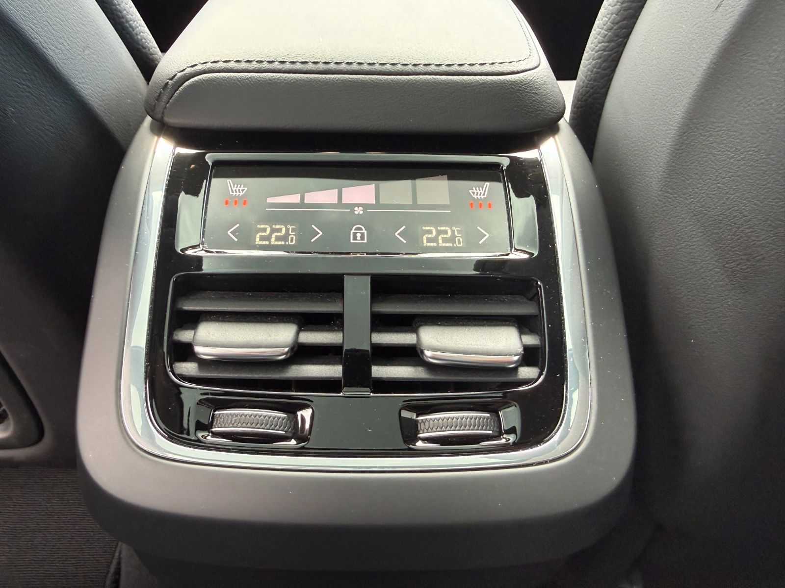 Volvo XC60 B4 AWD ULTIMATE DARK+STANDHZG+AHK+22"+LEDER