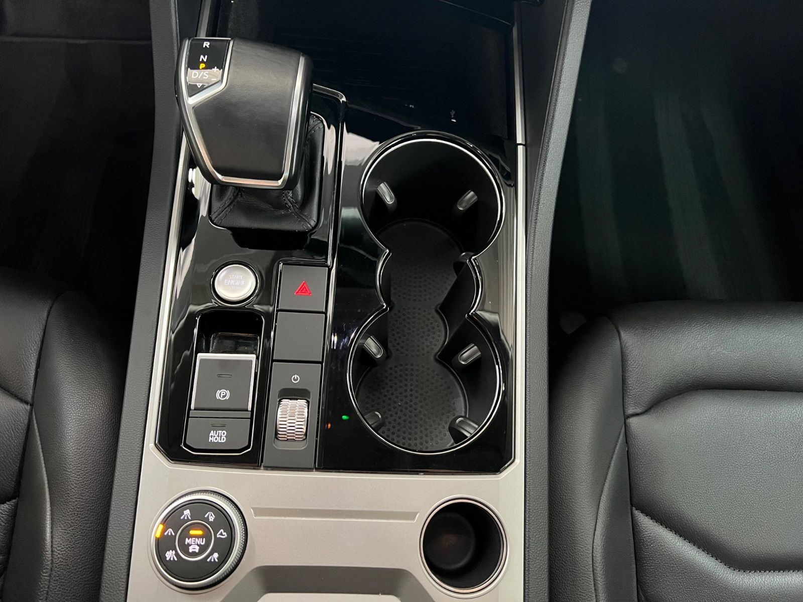 Volkswagen Touareg 3.0 TSI Elegance 4Motion eHybrid - Samsaru's Car Outlet