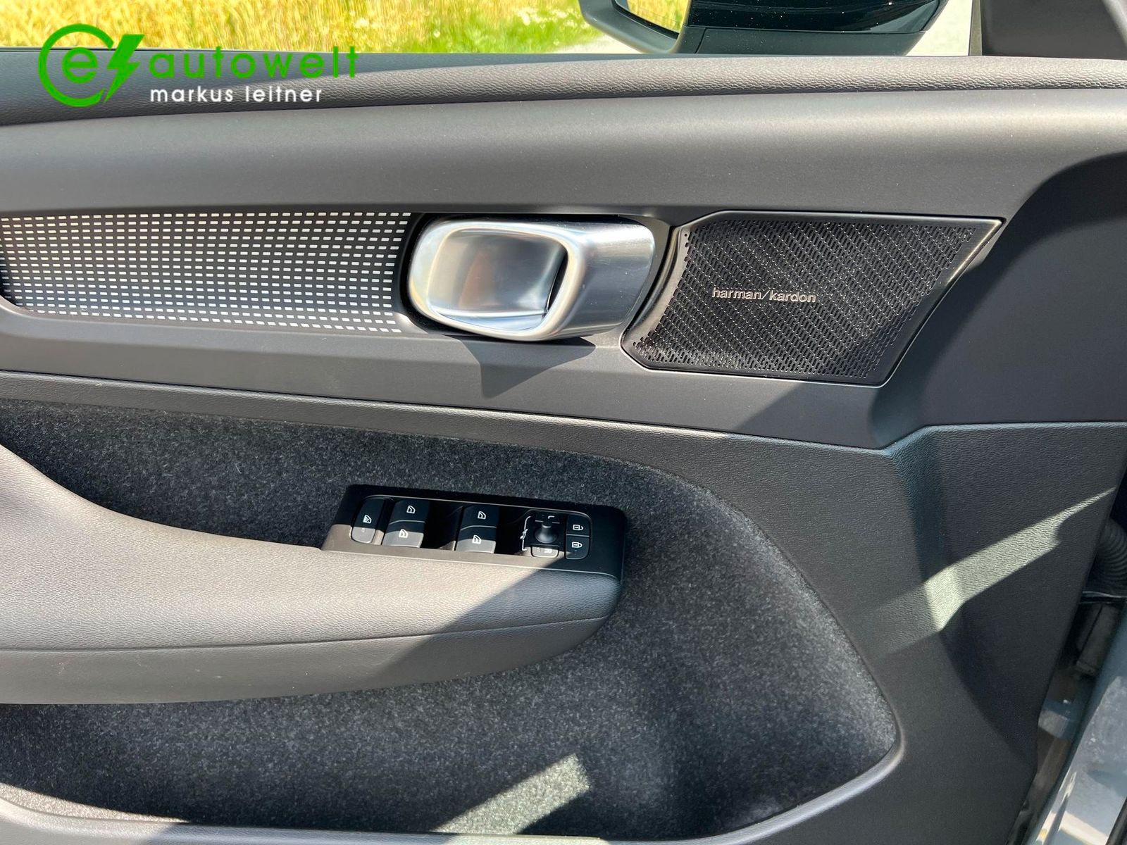 Volvo XC40 Recharge P8 AWD R-Design - Samsaru's Car Outlet