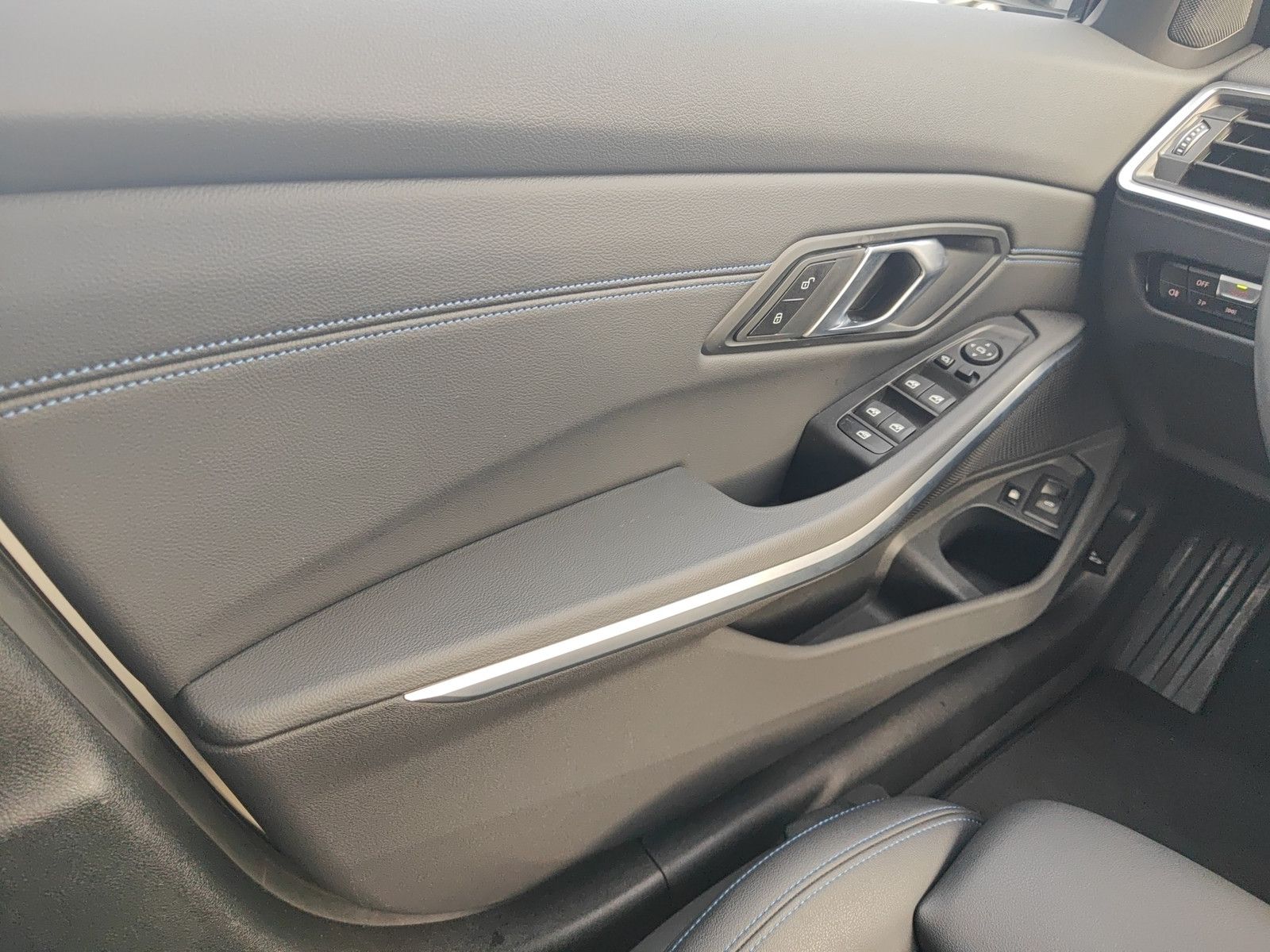 BMW 330e xDrive M Sport - Samsaru's Car Outlet