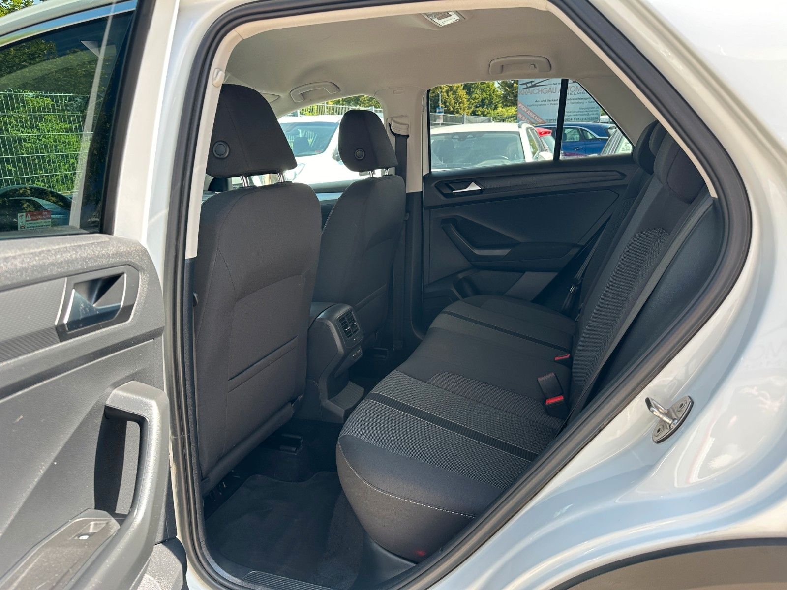 Volkswagen T-Roc Life - Samsaru's Car Outlet