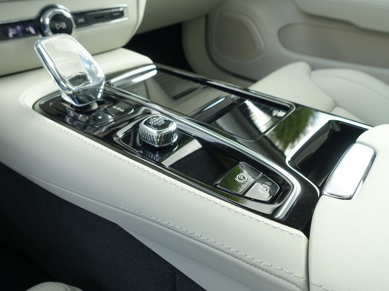 Volvo V60 T8 AWD Twin Engine Ultra Dark/Massage/360°