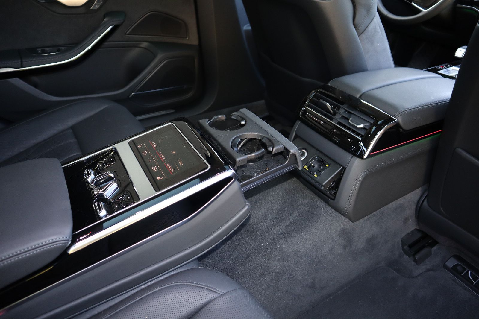 Audi A8L 60 TFSIe lang - Samsaru's Car Outlet