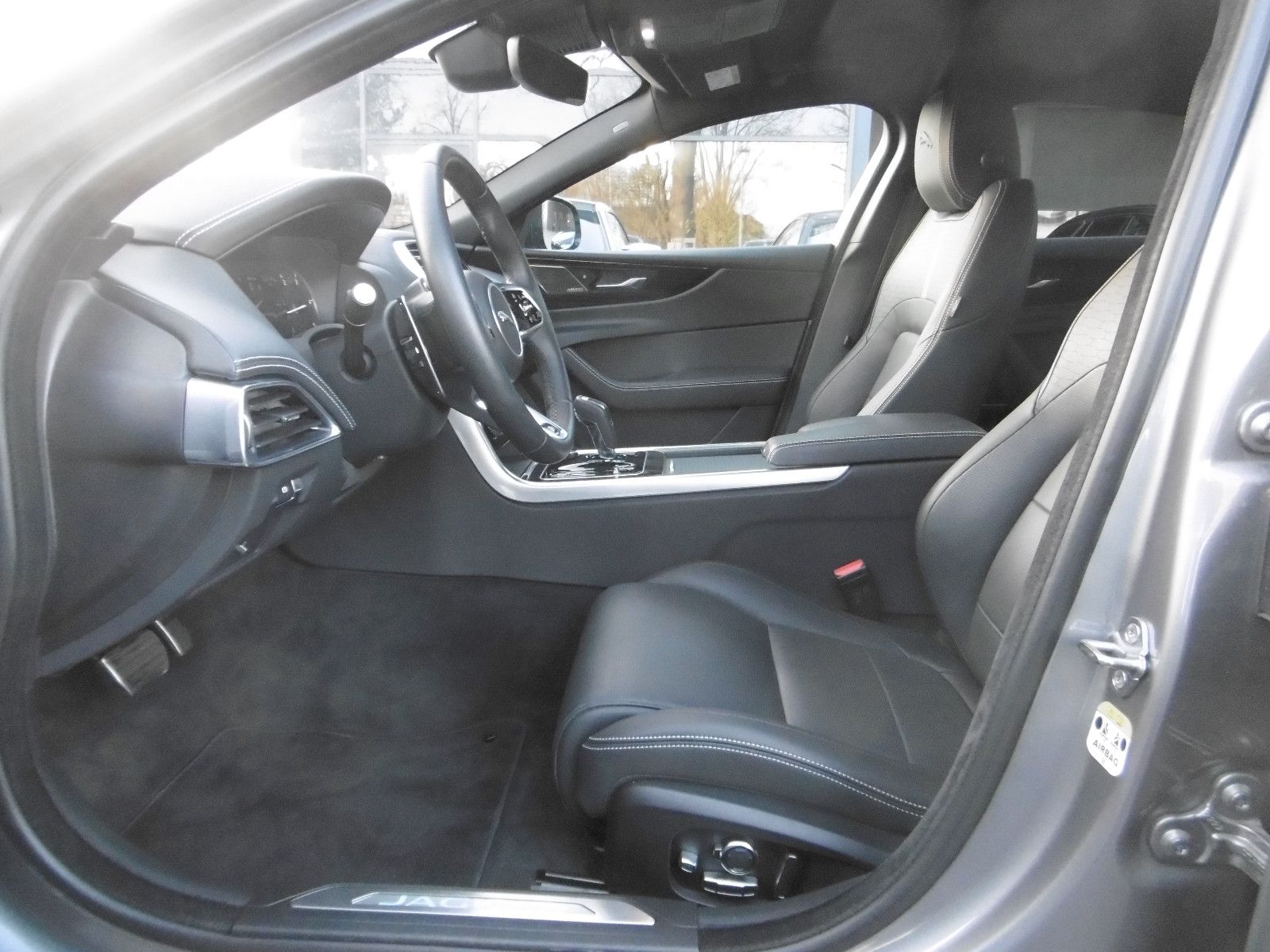 Jaguar XE R-Dynamic Black Edi. AWD AHK Leder el. Sitze
