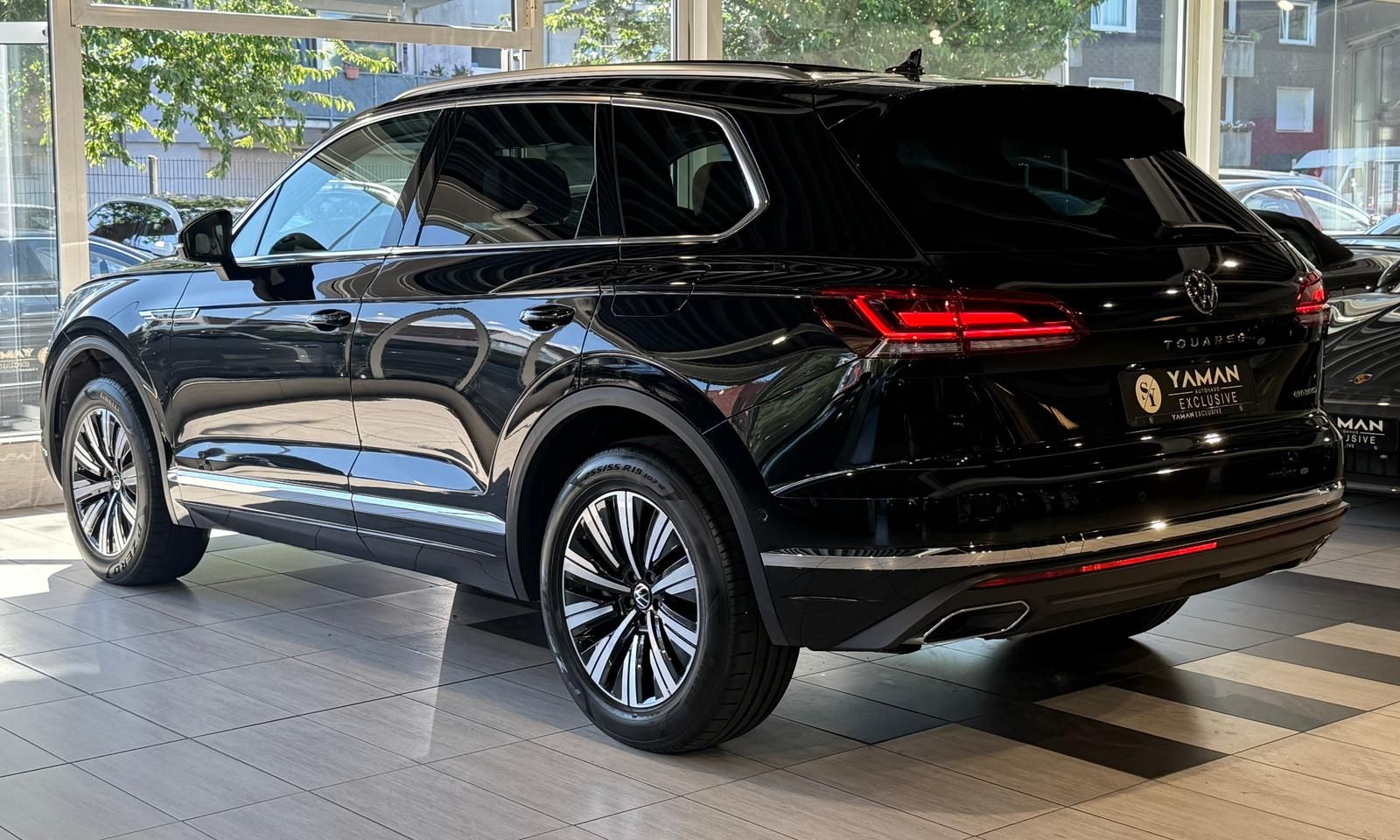 Volkswagen Touareg Elegance 4Motion eHybrid - Samsaru's Car Outlet