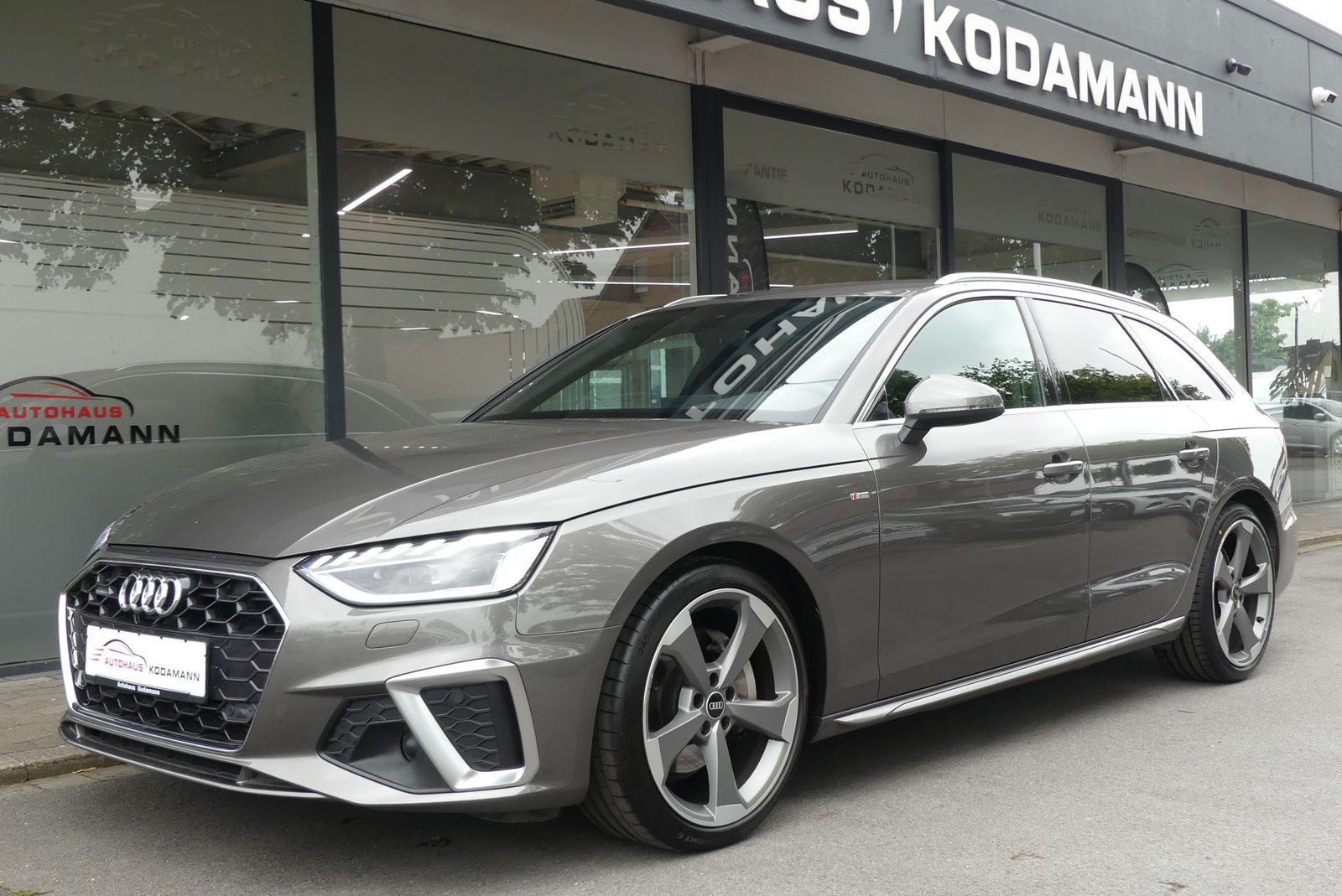 Audi A4 40 TFSI quattro S-Line - Samsaru's Car Outlet