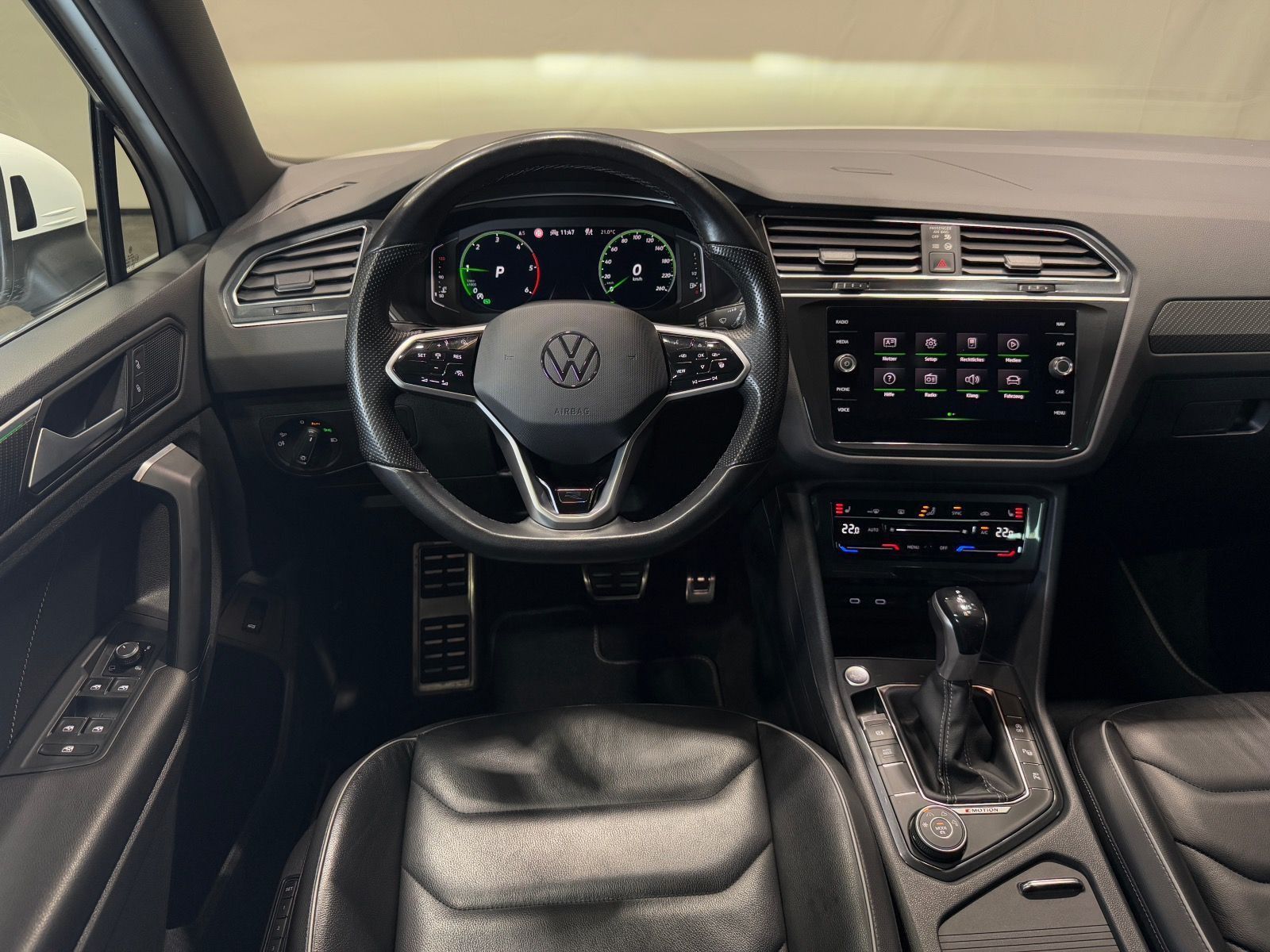 Volkswagen Tiguan R-Line 2.0 TDI DSG 4M - Samsaru's Car Outlet