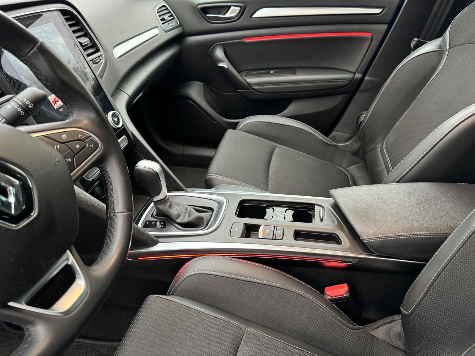 Renault Megane TCe 140 Intens Grandtour - Samsaru's Car Outlet