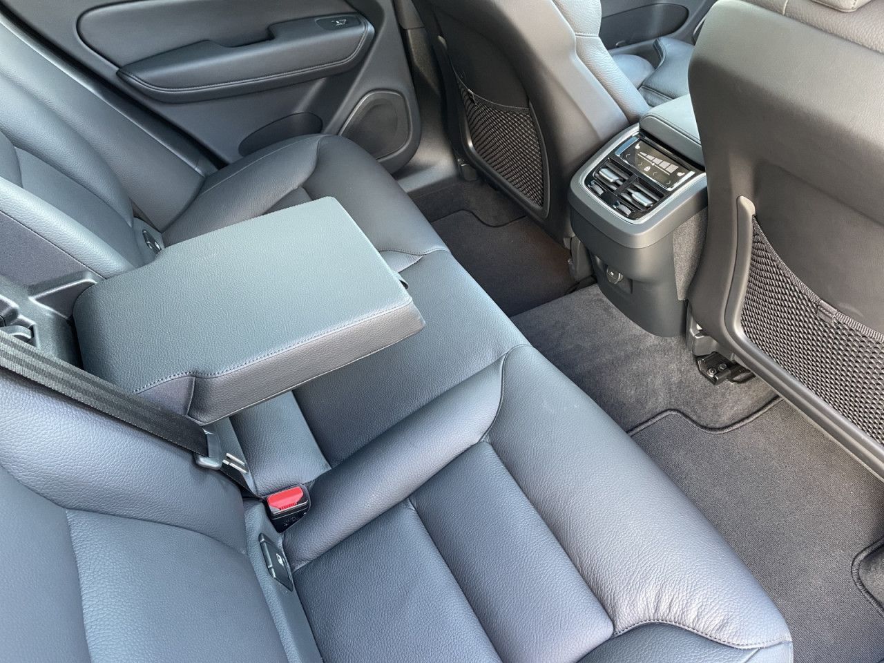 Volvo XC60 B5 AWD Ultimate Dark AHK LED NAVI 20LM HuD