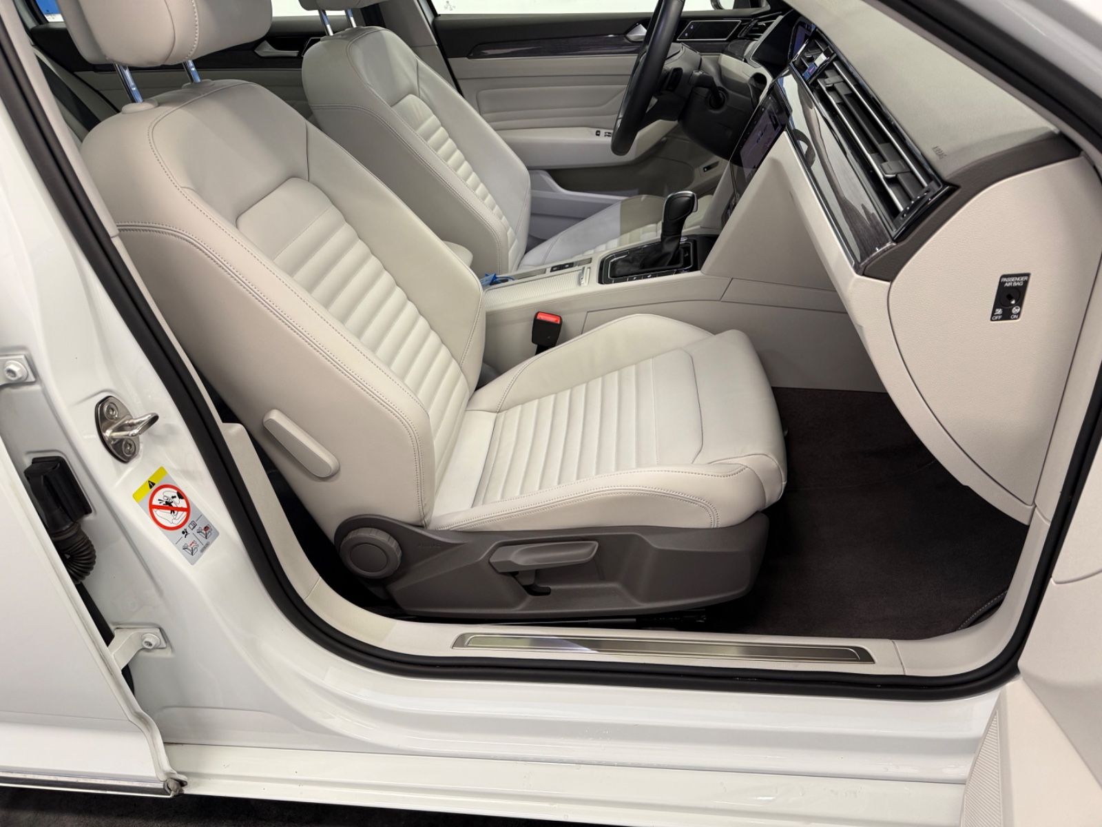 Volkswagen Passat Elegance 1.5 TSI - Samsaru's Car Outlet