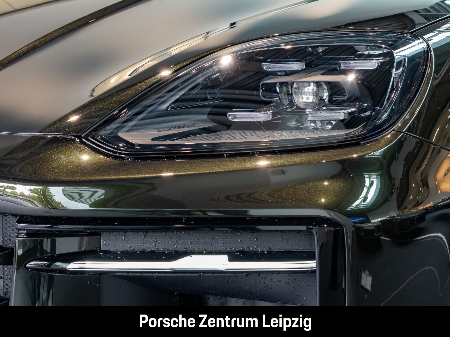 Porsche Cayenne E-Hybrid Dunkelolive Massage Sportabgas