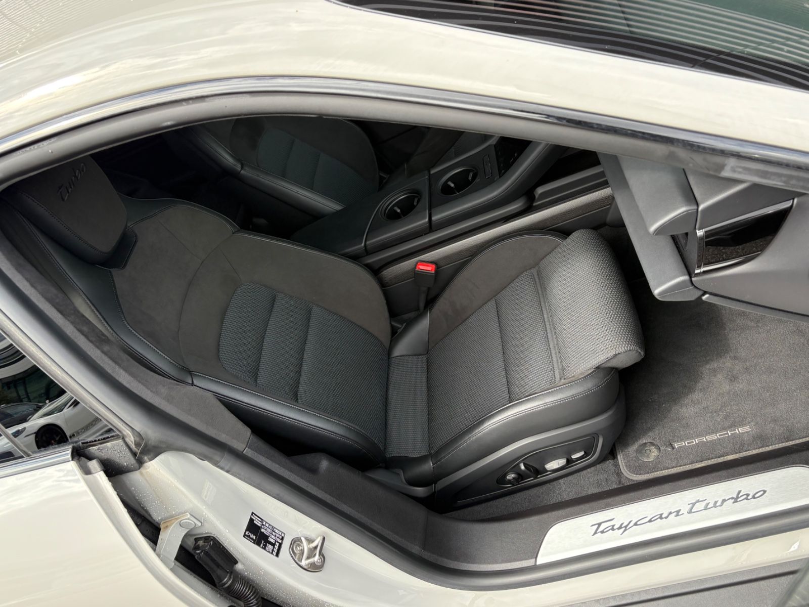 Porsche Taycan  Turbo  -Cross Turismo-1.HAND