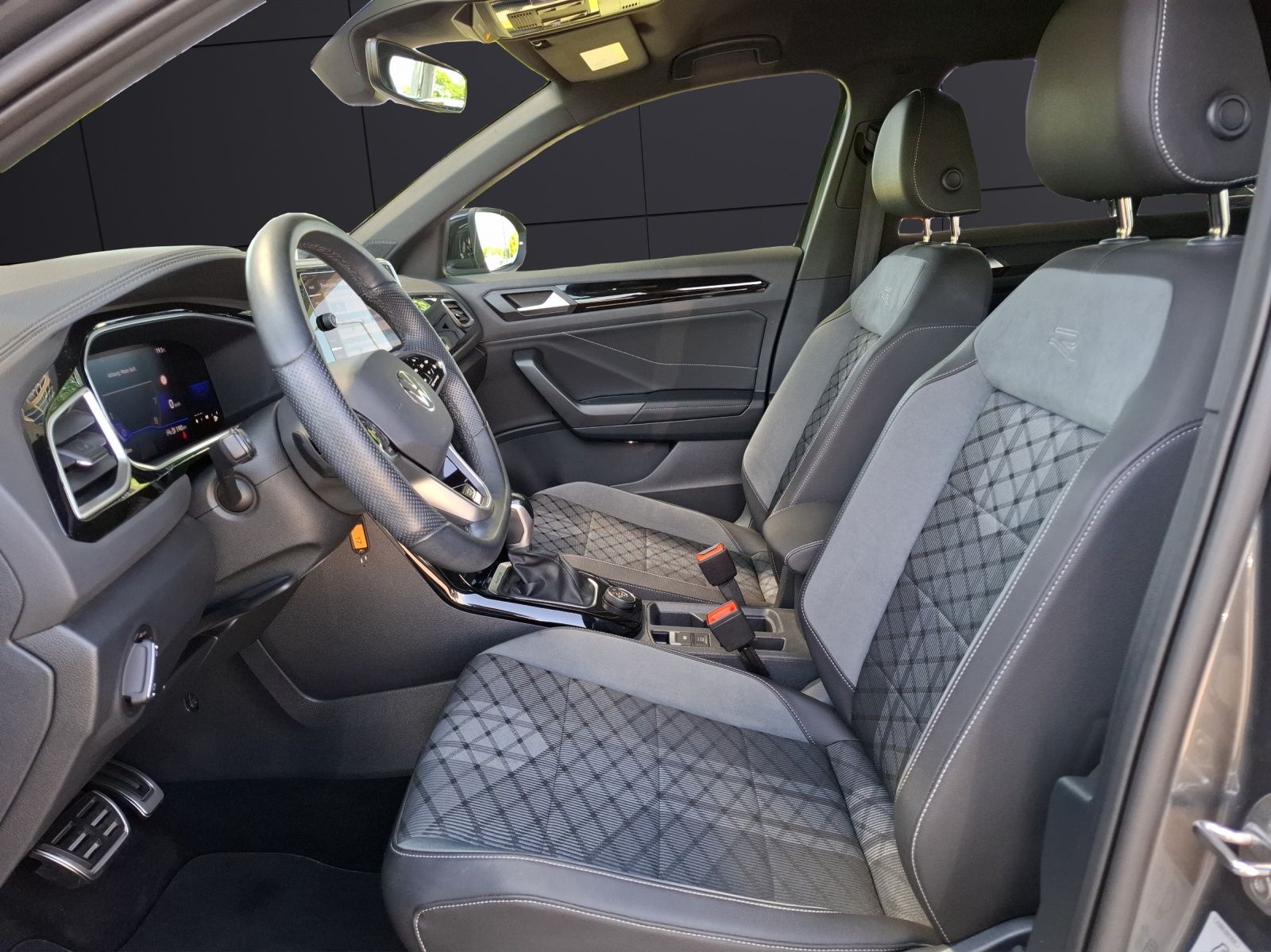 Volkswagen T-Roc TSI R-Line DSG 4M - Samsaru's Car Outlet