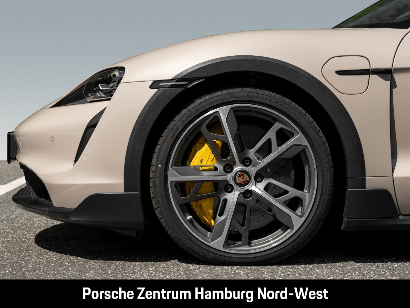 Porsche Taycan Turbo S Cross Turismo Burmester HUD PDCC