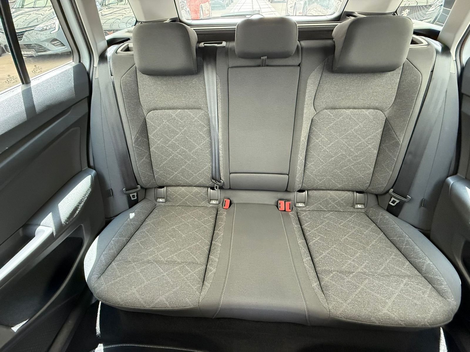 Volkswagen Golf VIII 2.0 TDI Life - Samsaru's Car Outlet