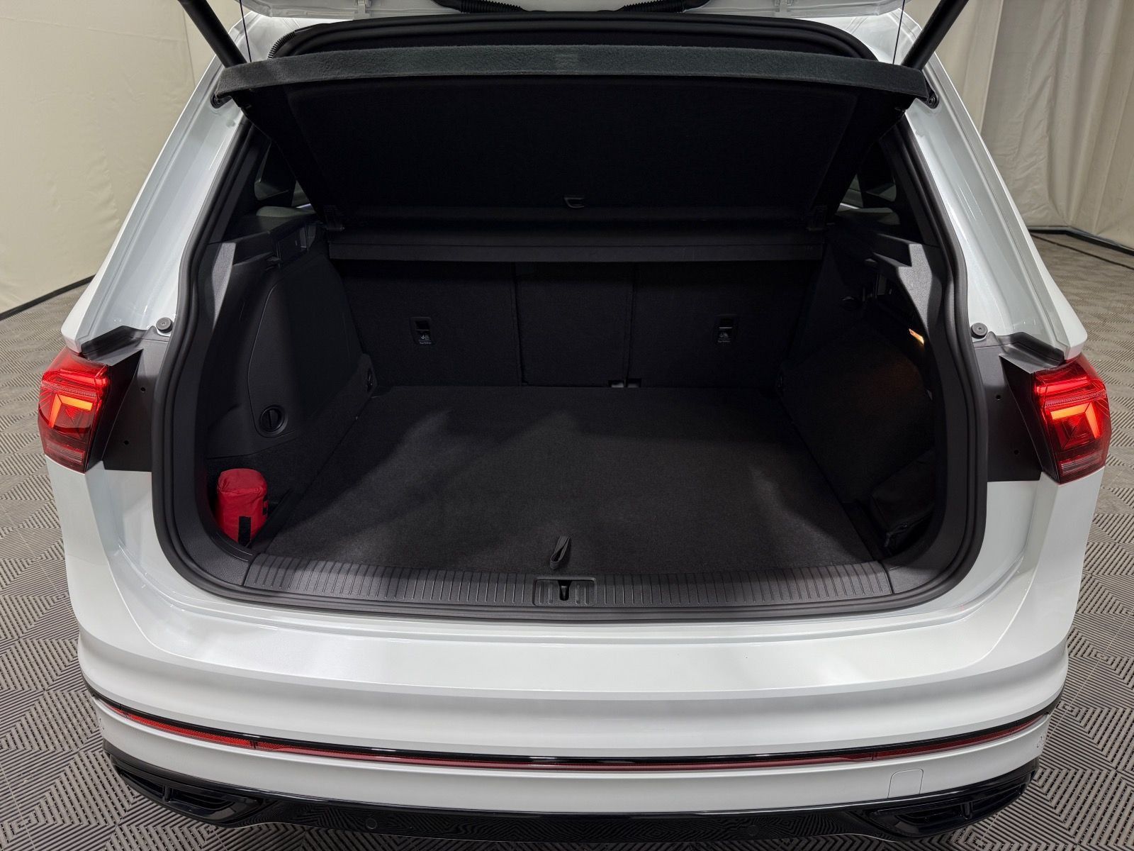 Volkswagen Tiguan R-Line 1.4 TSI eHybrid - Samsaru's Car Outlet