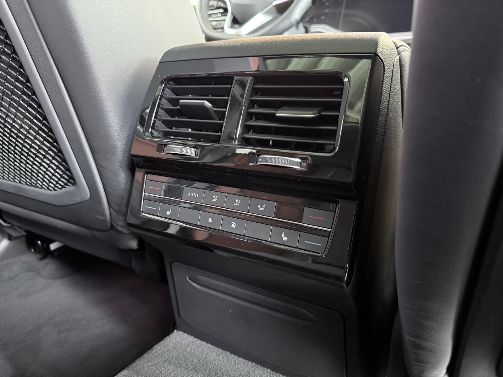 Volkswagen Touareg R-Line-Pano/ACC/AHK/360/Dynaudio/Massage