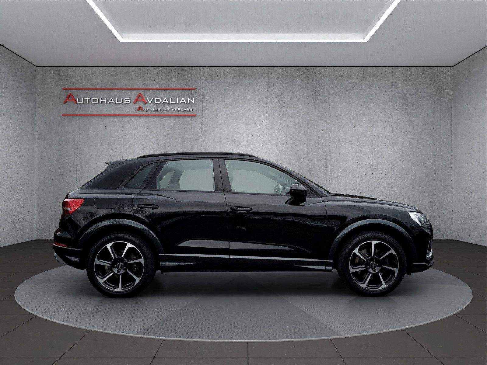 Audi Q3 45 TFSI qu. advanced - Samsaru's Car Outlet
