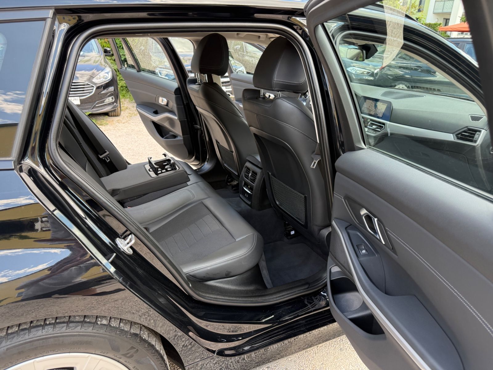 BMW 318d Touring Advantage - Samsaru's Car Outlet
