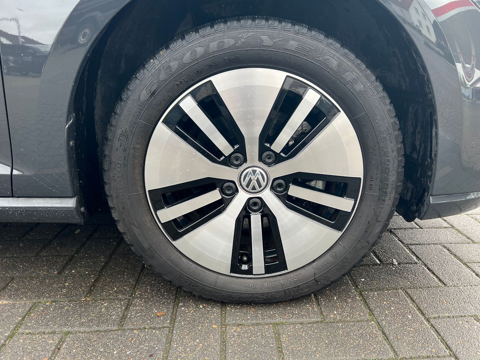 Volkswagen Golf VII e-Golf - Samsaru's Car Outlet