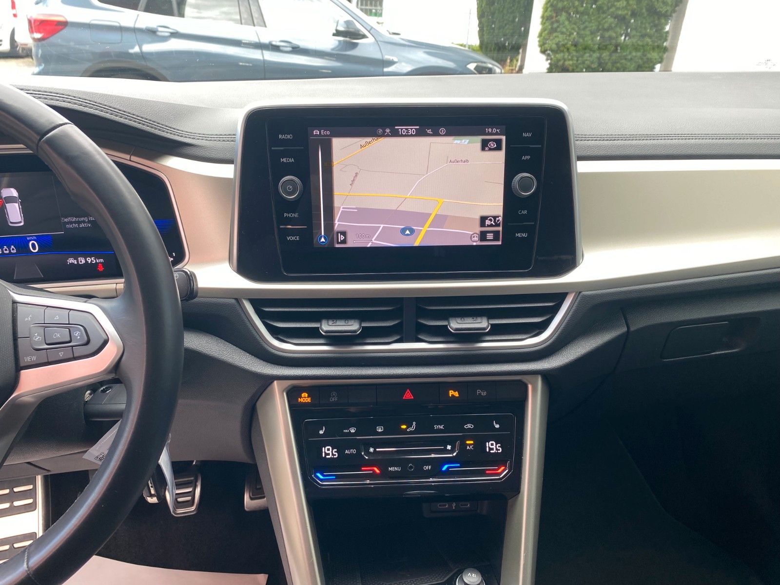 Volkswagen T-Roc Move - Samsaru's Car Outlet