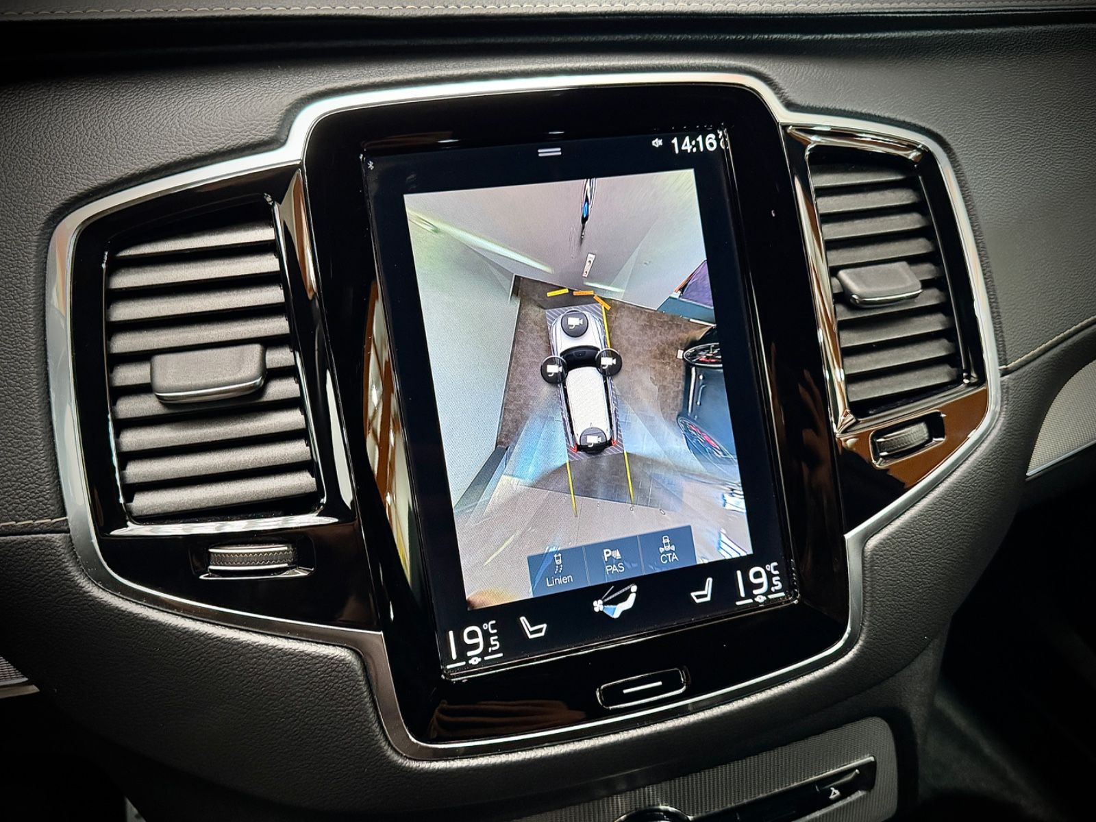 Volvo XC90 R-Design AWD - Samsaru's Car Outlet