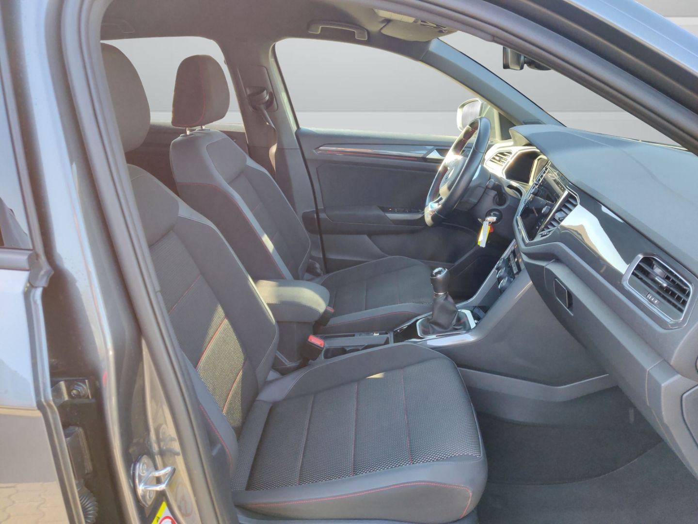 Volkswagen T-Roc 1.5 TSI R-Line - Samsaru's Car Outlet