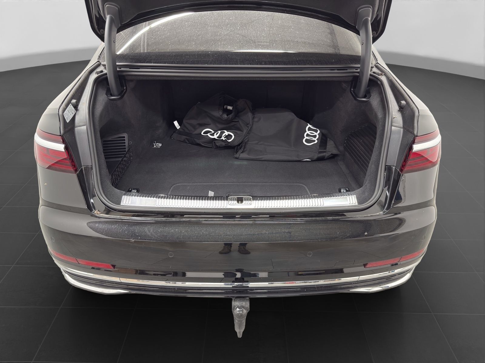 Audi A8 Lang 60 TFSIe Q - Samsaru's Car Outlet