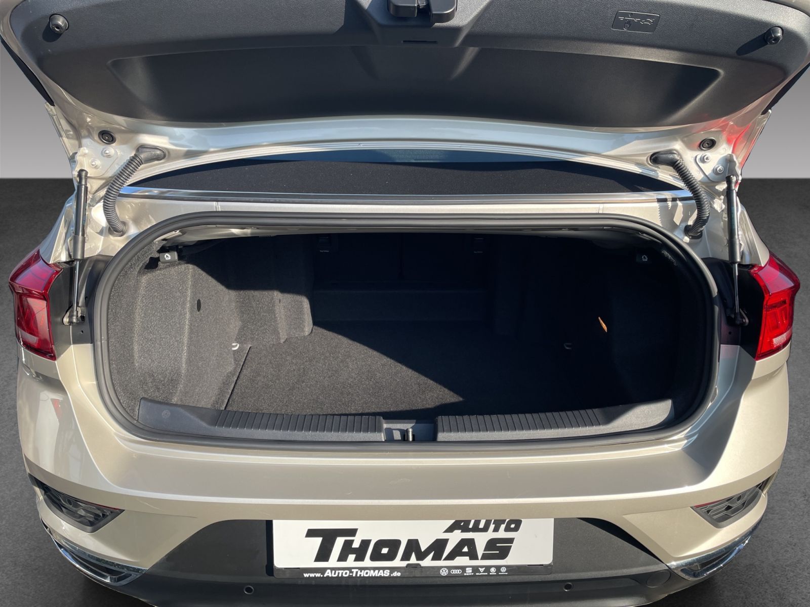 Volkswagen T-Roc 1.5 TSI Active - Samsaru's Car Outlet