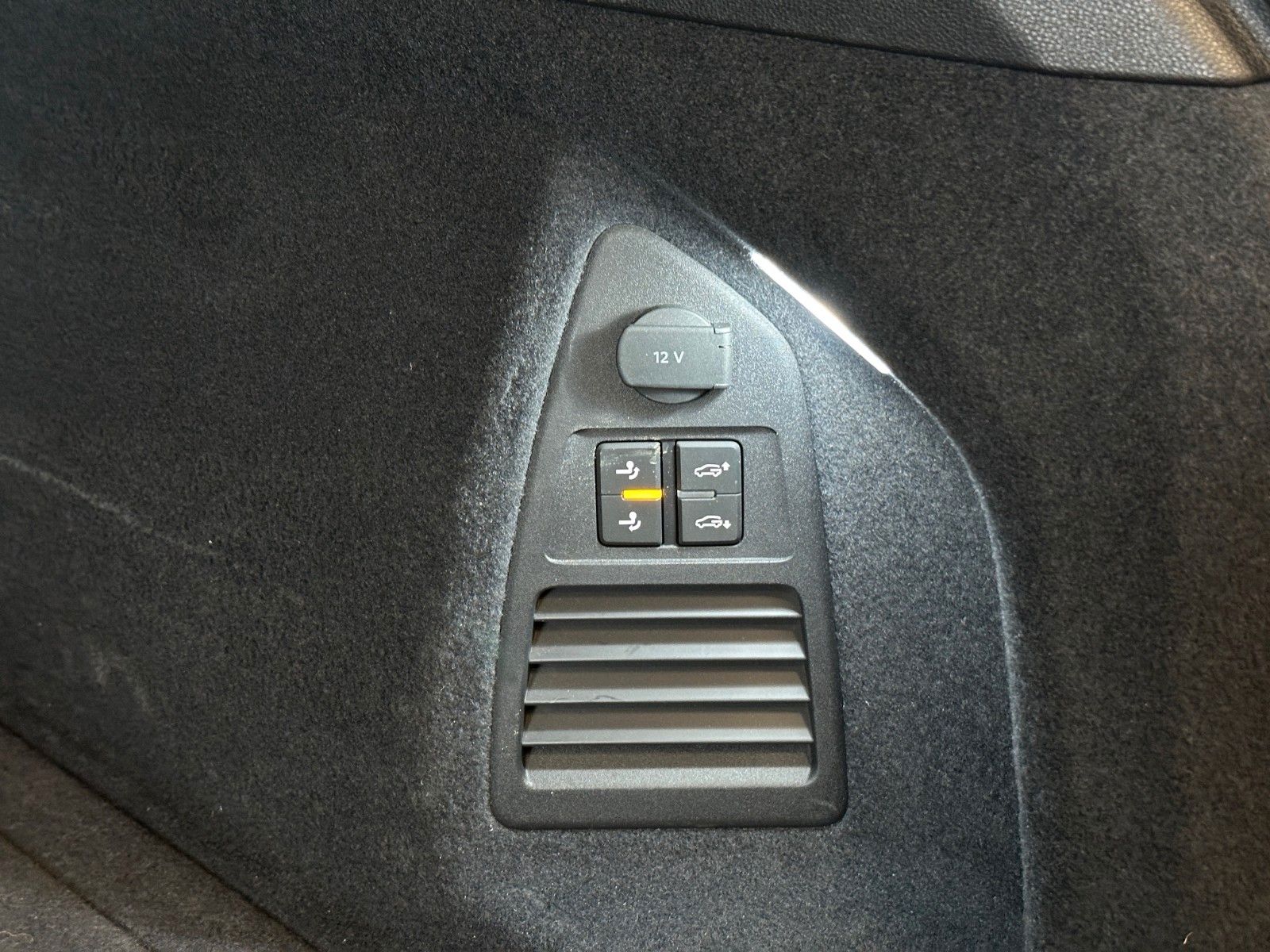 Volkswagen Touareg R-Line 4M - Samsaru's Car Outlet