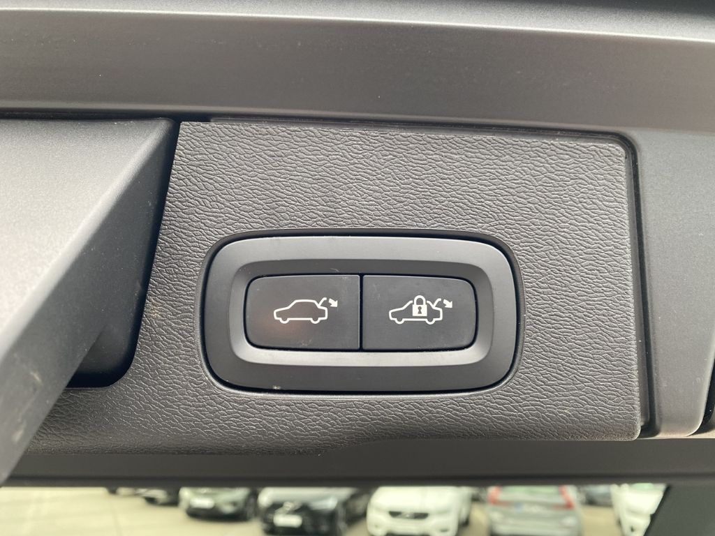 Volvo XC60 Plus Dark AWD B4 Diesel EU6d AHK digitales