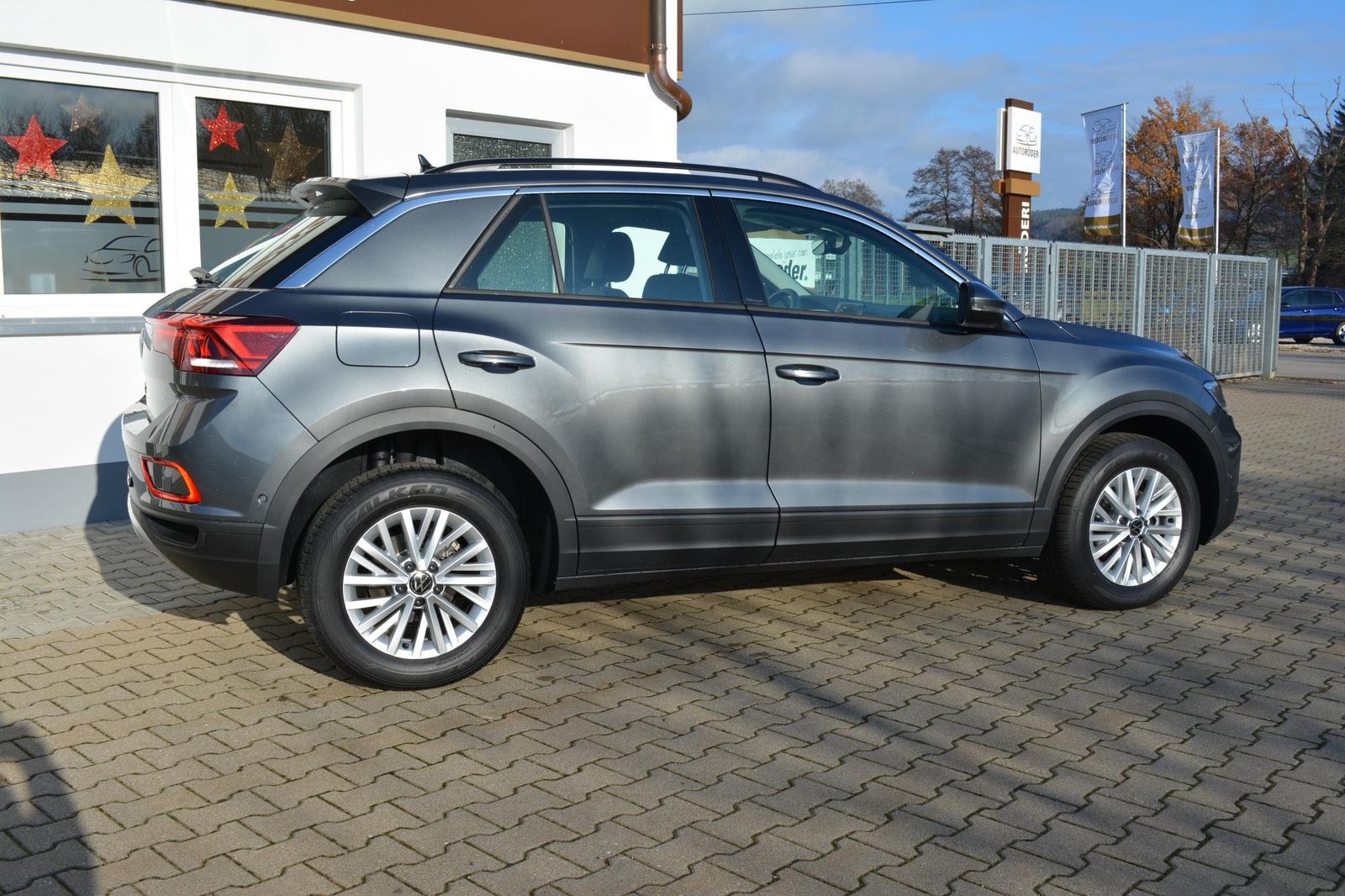 Volkswagen T-Roc Life Plus - Samsaru's Car Outlet