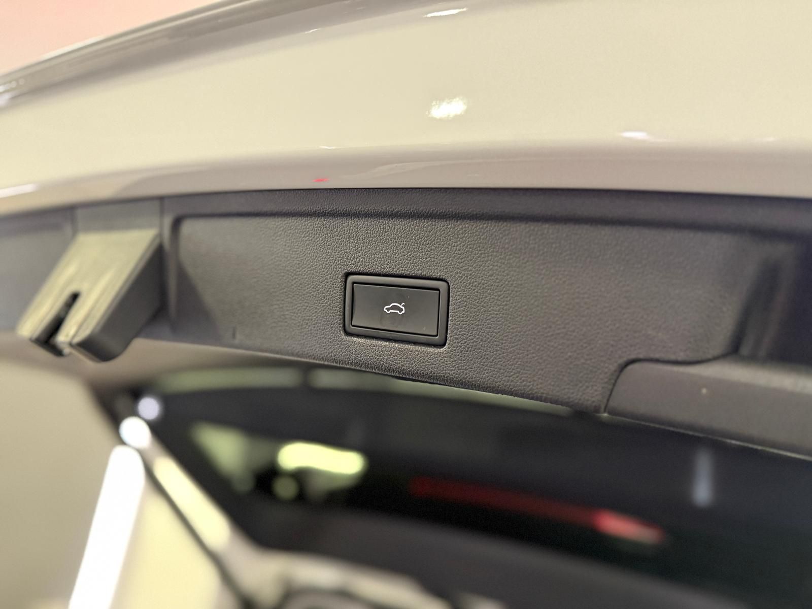 Volkswagen Touareg Elegance 4Motion - Samsaru's Car Outlet