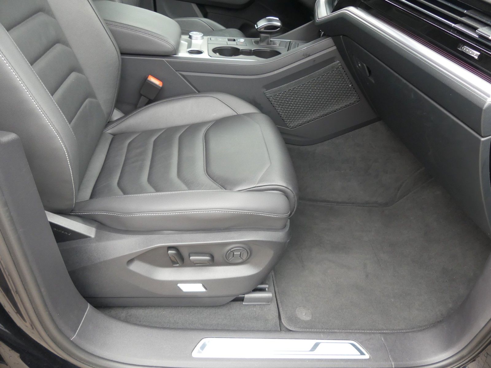 Volkswagen Touareg Elegance 4Motion - Samsaru's Car Outlet
